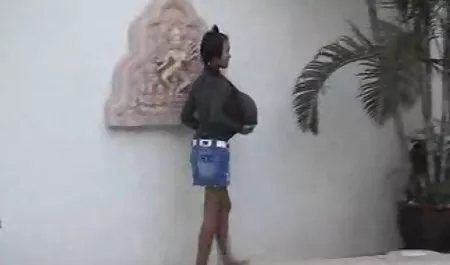 Cewek berbaju hitam mengundang lelaki vidio bokeb terbaru indo kulit hitam itu
