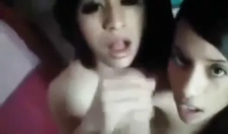 Brunette bermasturbasi di bokep terbaru artis indo meja makan