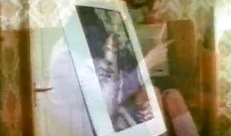 Seorang pria porn indo terbaru berkumis mengenakan seorang wanita gemuk berdada