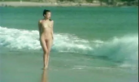 Kathia Nobili berpose 69 di dekat kolam renang video sex terbaru indonesia