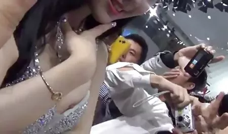 Brunette dalam macan tutul menghangatkan gulungan bokef indo terbaru