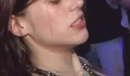 Cewek seksi berambut hitam dengan stocking yang download video seks indonesia terbaru pas